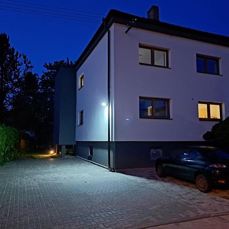 Vila Vekose - Apartman S Terasou A Zahradou Appartement Hradec Králové Buitenkant foto