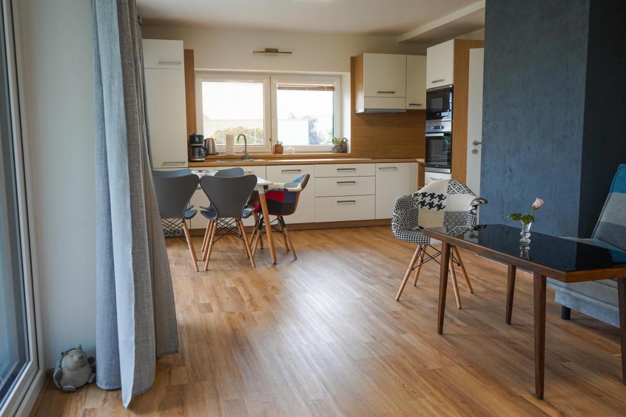 Vila Vekose - Apartman S Terasou A Zahradou Appartement Hradec Králové Buitenkant foto