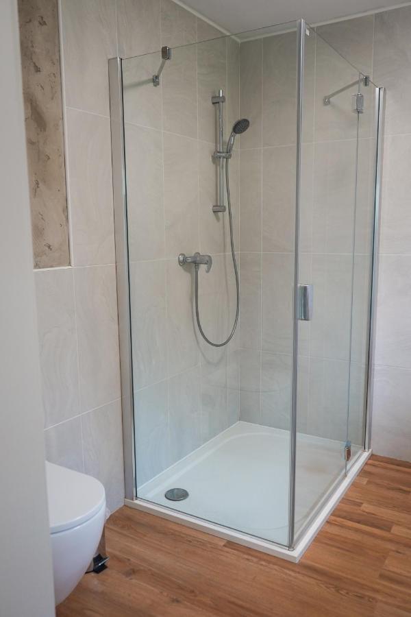 Vila Vekose - Apartman S Terasou A Zahradou Hradec Králové Buitenkant foto