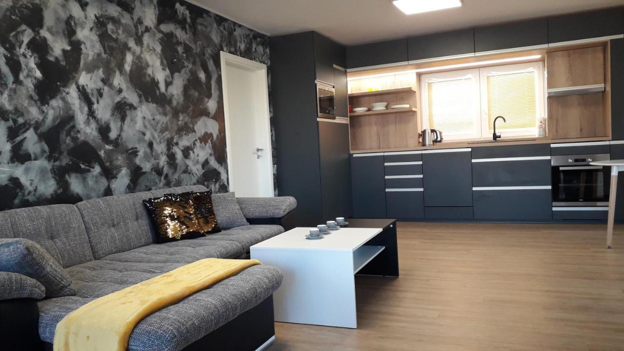 Vila Vekose - Apartman S Terasou A Zahradou Appartement Hradec Králové Buitenkant foto