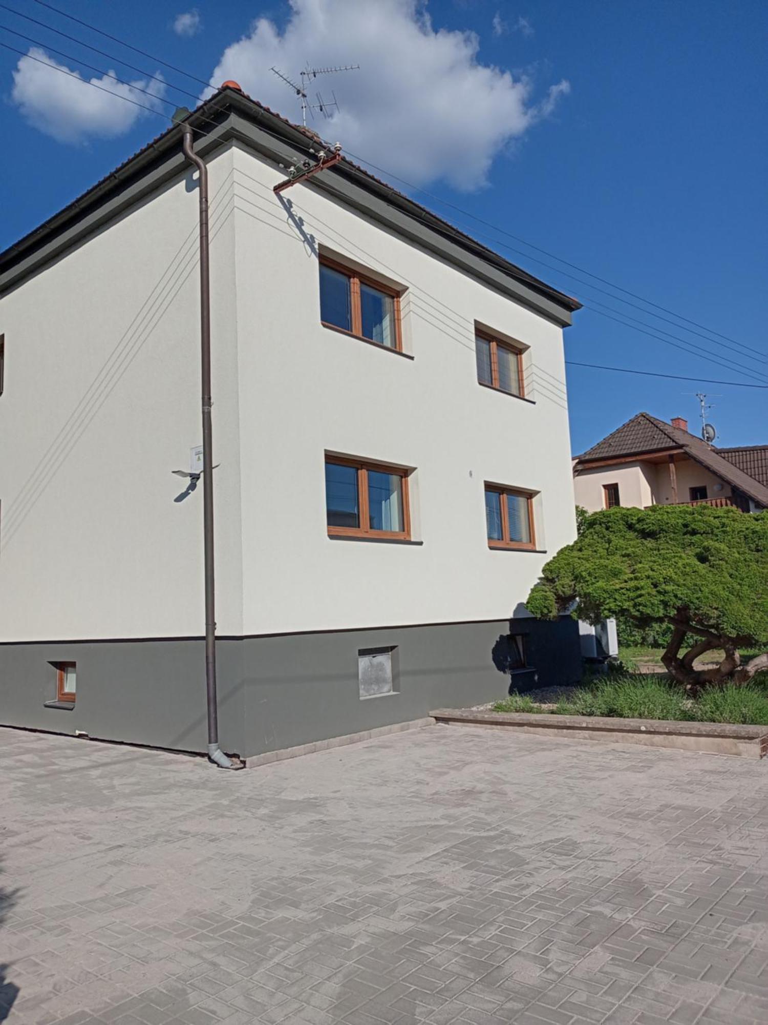 Vila Vekose - Apartman S Terasou A Zahradou Appartement Hradec Králové Buitenkant foto