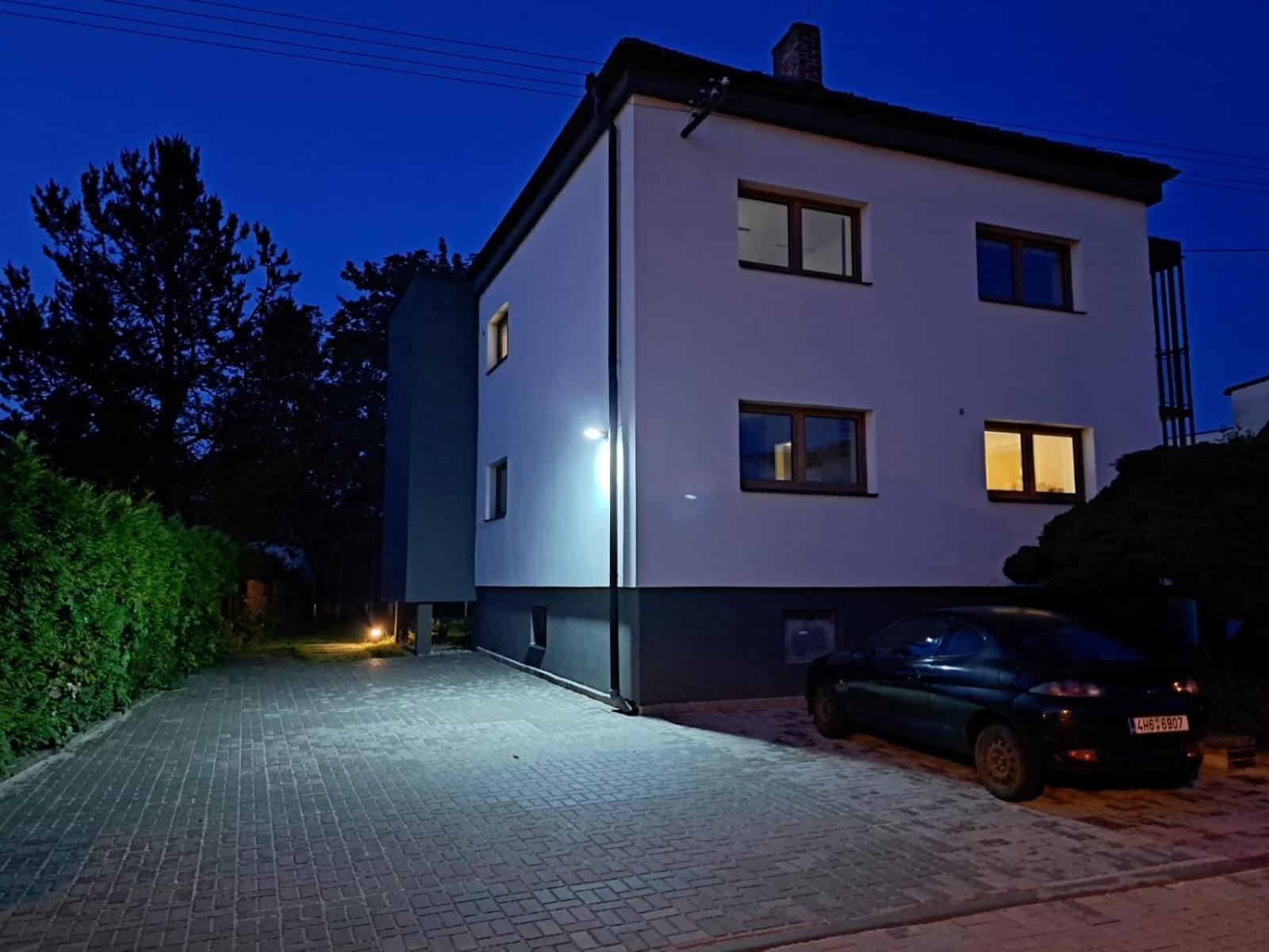 Vila Vekose - Apartman S Terasou A Zahradou Appartement Hradec Králové Buitenkant foto