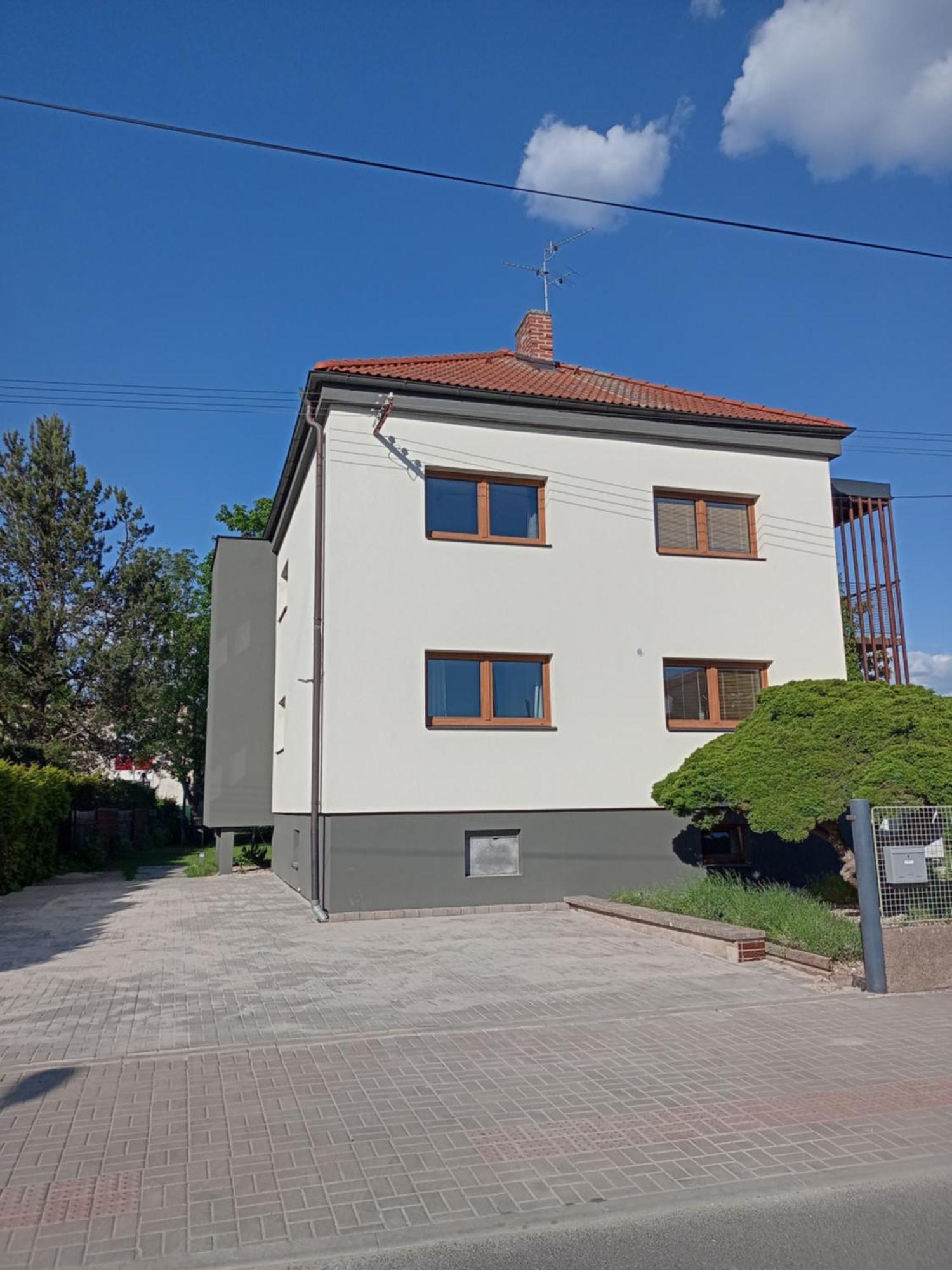 Vila Vekose - Apartman S Terasou A Zahradou Appartement Hradec Králové Buitenkant foto